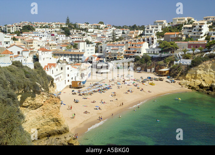 Portugal, Algarve, Praia Carvoeiro Strand und Dorf im Sommer Stockfoto