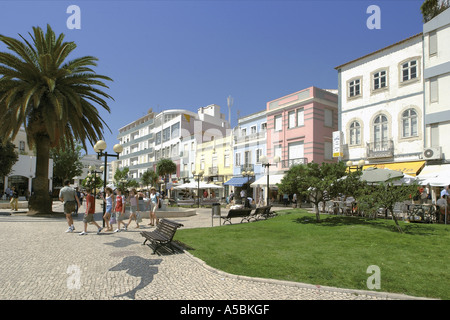 Portugal, Algarve, Lagos, Stadt mit Rasenflächen und Straßencafés im Zentrum Stockfoto