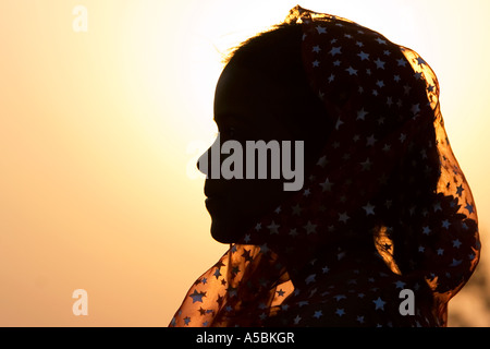 Indische Mädchen tragen Sterne Schleier vor Sonnenuntergang Hintergrund. Silhouette. Indien Stockfoto