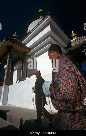 Männer mit Gebetskette in einem buddhistischen Kloster in Bhutan Stockfoto