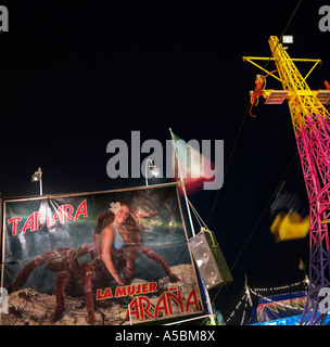 Deutschland-Kirmes-Attraktion nachts in Mexiko surreale weird ungewöhnlichen Konzept Grußkarte Bildidee Stockfoto
