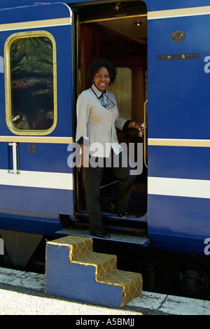 Die blauen Train.Conductress an Wagen Tür. Südafrika RSA Stockfoto