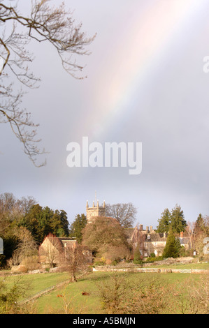 ANSICHT DES HL. JOHANNES DER TÄUFER KIRCHE IN COLN ST ALDWYNS GLOUCESTERSHIRE UK Stockfoto