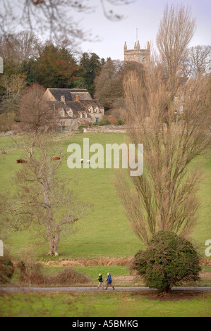 ANSICHT DES HL. JOHANNES DER TÄUFER KIRCHE IN COLN ST ALDWYNS GLOUCESTERSHIRE UK Stockfoto