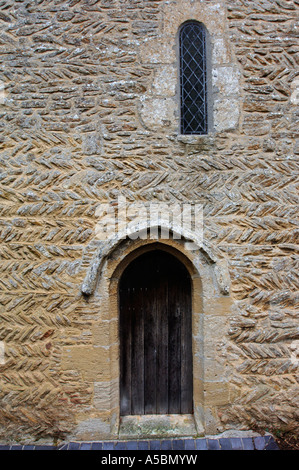 SÄCHSISCHEN STIL FISCHGRÄTEN MAUERWERK AUF DAS KIRCHENSCHIFF VON ST. PETER S KIRCHE SOUTHTROP GLOUCESTERSHIRE AUS RUND 1100 Stockfoto