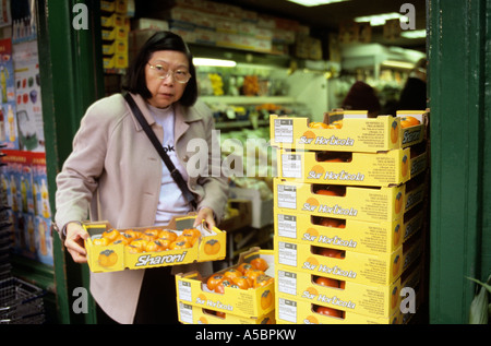 Ein Lebensmittelgeschäft in Chinatown London Stockfoto
