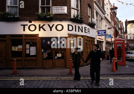 Fußgänger zu Fuß außerhalb Tokyo Diner in London UK Stockfoto