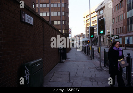 Eine Frau zu Fuß auf einem Bürgersteig in London Stockfoto