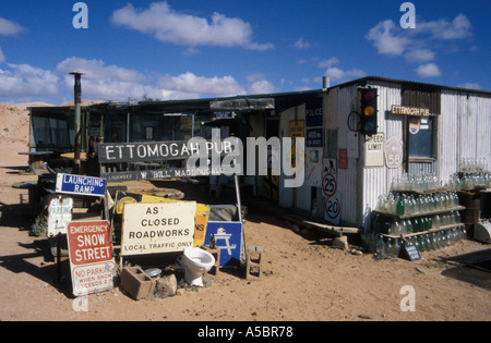 Südaustralien abgelegenen Outback Opal Bergleute Pub mit Zeichen am weißen Damm Bevölkerung neun Stockfoto