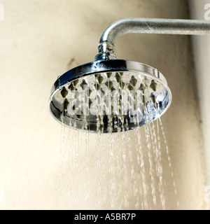 Wasserstrahl aus breiten Dusche Kopf Erhaltung Engpässe und Rationierung, politische globales Problem Stockfoto