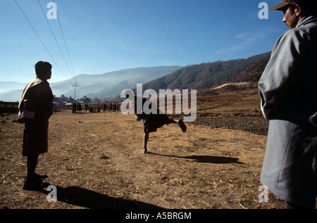 Zuschauer, die man werfen Dart an Khuru sport Wettbewerb in ländlichen Bhutan, Südasien Stockfoto