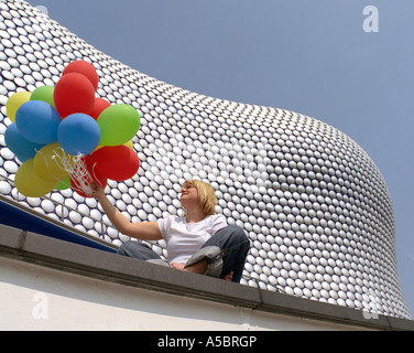 Frau saß Ballons halten. Selfridges Gebäude, Birmingham, Uk Stockfoto