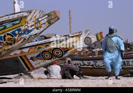 Fischer heraus hängen in der Nähe der Boote am Strand, Nouakchott, Mauretanien Stockfoto