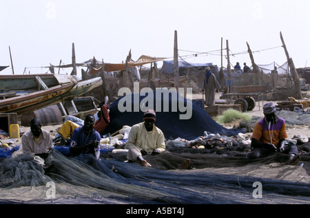 Fischer Instandsetzung fischernetze am Strand, Nouakchott, Mauretanien, Afrika Stockfoto