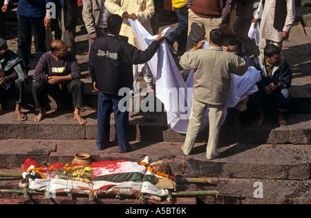 Nepalesische Männer in Vorbereitung einer hinduistischen Feuerbestattung in einem Tempel in Kathmandu-Nepal Stockfoto