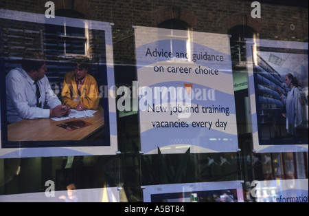 Jobcenter Fenster in Peckham London England UK Stockfoto