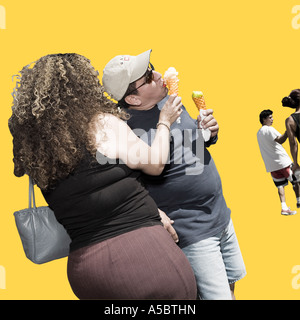 Eis-Frauen Freisteller Aussparung einfarbigen Hintergrund im Stil von Rodtschenko entsättigt Farbe Farbe cremig Satsuma orange Stockfoto