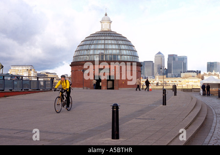 Eingang zum Thames Tunnel Greenwich mit Canary Wharf im Hintergrund Stockfoto