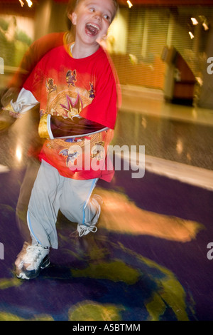 Fröhlicher Junge Alter sechs laufen auf Grundriss im Science Museum. St Paul Minnesota USA Stockfoto