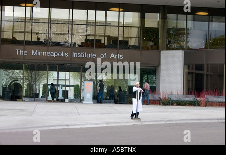 Koch warten draußen das Minneapolis Institute of Arts. Minneapolis Minnesota USA Stockfoto