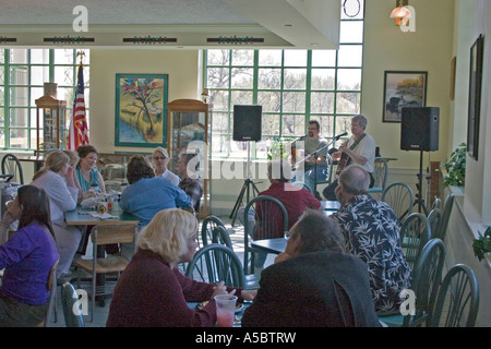 Musikern in einem Restaurant. Comer See-Park am See Pavillon St Paul Minnesota USA Stockfoto