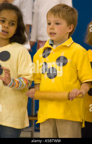 Multikulturelle Kinder im Alter von 6 Durchführung in Schule-Musik-Programm. Horace Mann Grundschule St. Paul Minnesota USA Stockfoto