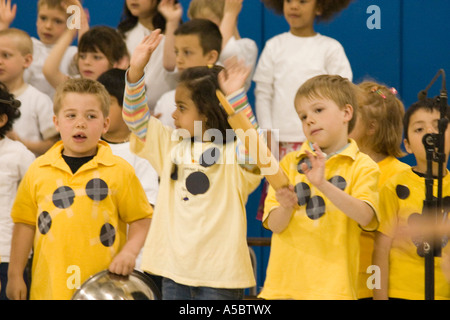 Multiethnische Kinder im Alter von 6 Durchführung in Schule-Musik-Programm. Horace Mann Grundschule St. Paul Minnesota USA Stockfoto