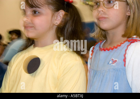 Unschärfe - zwei Kinder im Alter 6 Durchführung in der Schule musikalische. Horace Mann Grundschule St. Paul Minnesota USA Stockfoto