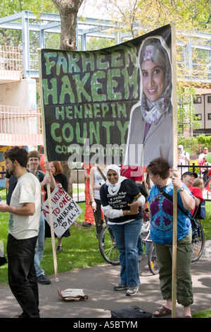 Politischen Banner für eine muslimische Frau-Kandidaten. Im Herzen der Bestie Maifeiertag Festival und Parade Minneapolis Minnesota USA Stockfoto