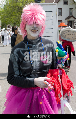 Kostümierte Schauspielerin Alter 40 teilnehmenden im März. Im Herzen der Bestie Maifeiertag Festival und Parade Minneapolis Minnesota USA Stockfoto