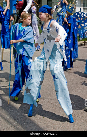 Kostümierte Schauspieler Alter 10 auf Stelzen. Im Herzen der Bestie Maifeiertag Festival und Parade Minneapolis Minnesota USA Stockfoto