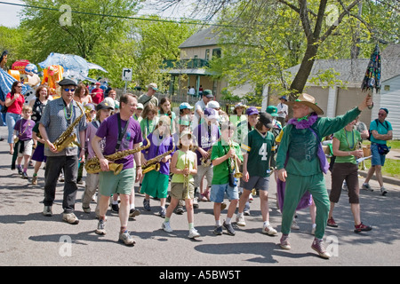 Regie Blaskapelle mit Regenschirm. Im Herzen der Bestie Maifeiertag Festival und Parade Minneapolis Minnesota USA Stockfoto