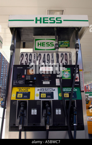 Eine Zapfsäule an einer Tankstelle Hess Stockfoto