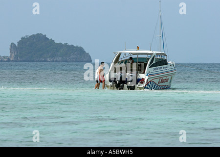 Tages Reise macht Boot Parks Stern, bei Ebbe Sand Bar zwischen Ko Tup und Ko Chicken Inseln in der Nähe von Krabi Thailand Stockfoto