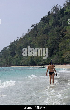 Frau im Bikini geht bei Ebbe auf den aufstrebenden Sandbank zwischen Ko Tup und Ko Kai oder Gai in der Nähe von Krabi Thailand Stockfoto