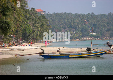 Nordende Lamai Strand Angeln Boote Urlauber und Palmen Ko Samui Insel Thailand Stockfoto