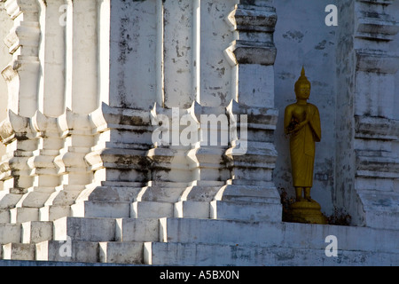 Weiße buddhistische Stupa auf einem Hügel in der Nähe von Xiding Xishuangbanna China Stockfoto