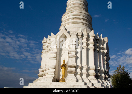 Weiße buddhistische Stupa auf einem Hügel in der Nähe von Xiding Xishuangbanna China Stockfoto