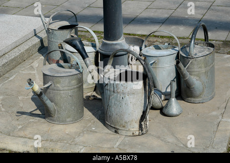 Bewässerung-Dosen auf einem Friedhof in Rtyne V Riesengebirgsvorlands eine kleine Stadt im Bezirk Trutnov, Tschechien Stockfoto