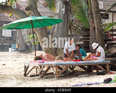 Massage und Pediküre für Urlauber Besucher Lamai Strand Ko Samui Insel Thailand Stockfoto