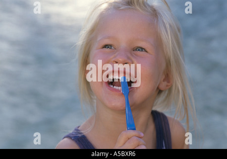 Mädchen (2-3) mit Zahnbürste Stockfoto