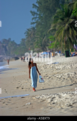 Frau im langen blauen Kleid Spaziergänge am frühen Morgen am Lamai Strand Ko Samui Insel Thailand Stockfoto
