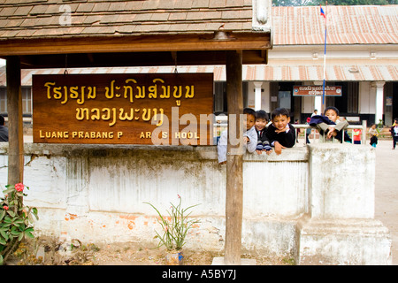 Jungen vor Grundschule Luang Prabang Laos Stockfoto