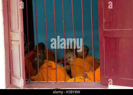 Novizen im Klassenzimmer Luang Prabang Laos Stockfoto