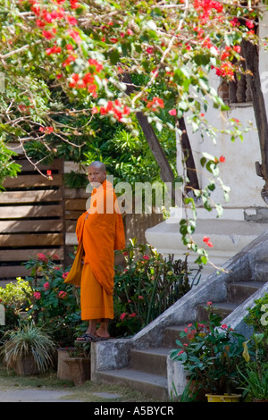 Mönch außerhalb Wat Khili Luang Prabang Laos Stockfoto