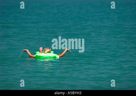 Junge, blonde Frau Paddel grün Luftbett vor Bo Phut Beach North Ko Samui Insel Thailands Stockfoto