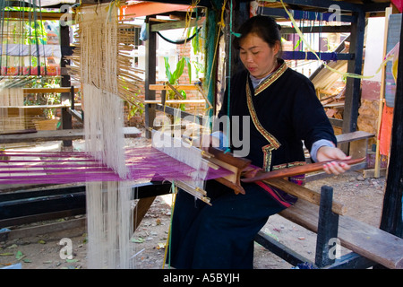 Frau arbeitet an einem Webstuhl Luang Prabang Laos Stockfoto