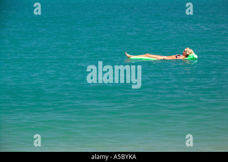 Blond Bikini Frau schwimmt auf dem Luftbett vor Bo Phut Beach Ko Samui Insel Thailands Stockfoto