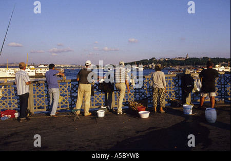 Istanbul, Angler an der Galata Kšnrüsü, Türkei Stockfoto