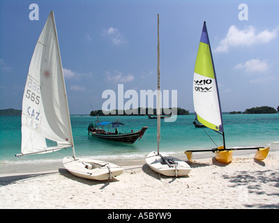 Strand-Segelboote und traditionellen Longtail Boote Chaweng Beach Koh Samui Insel Thailand Stockfoto